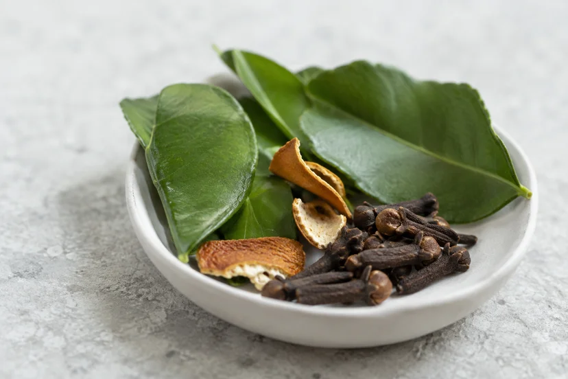 Liście, goździki i suszone skórki cytrusów - inspiracja światem tajskich aromatów