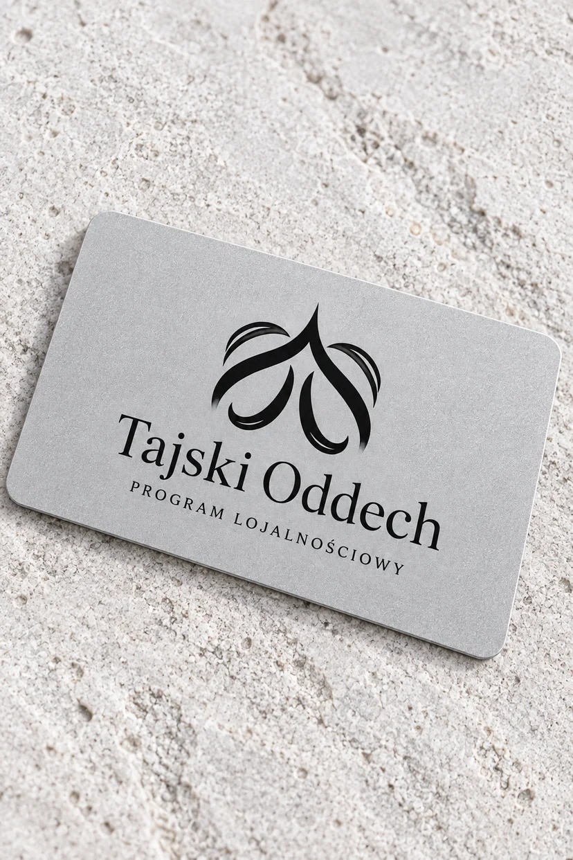 Zbliżenie jasnoszarej karty Tajski Oddech na kamiennej powierzchni